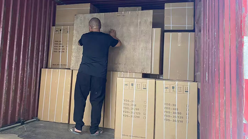 30升35升液氮罐在裝車(chē),發(fā)往新加坡